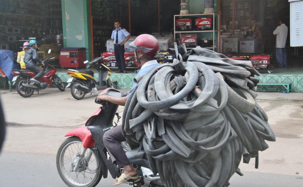 Wozu die defekten Mopedschläuche noch brauchbar sind, wer weiß. 