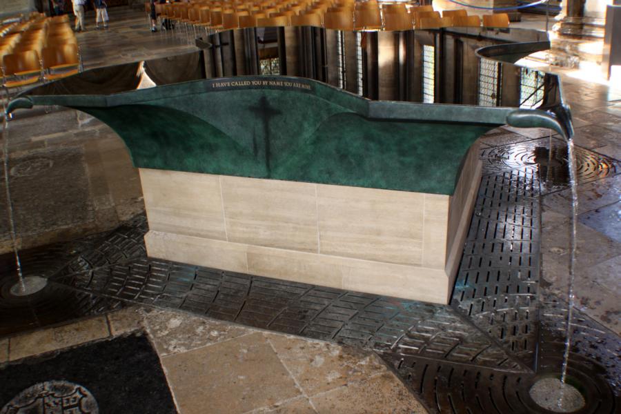 Modernes Taufbecken in der Kathedrale.