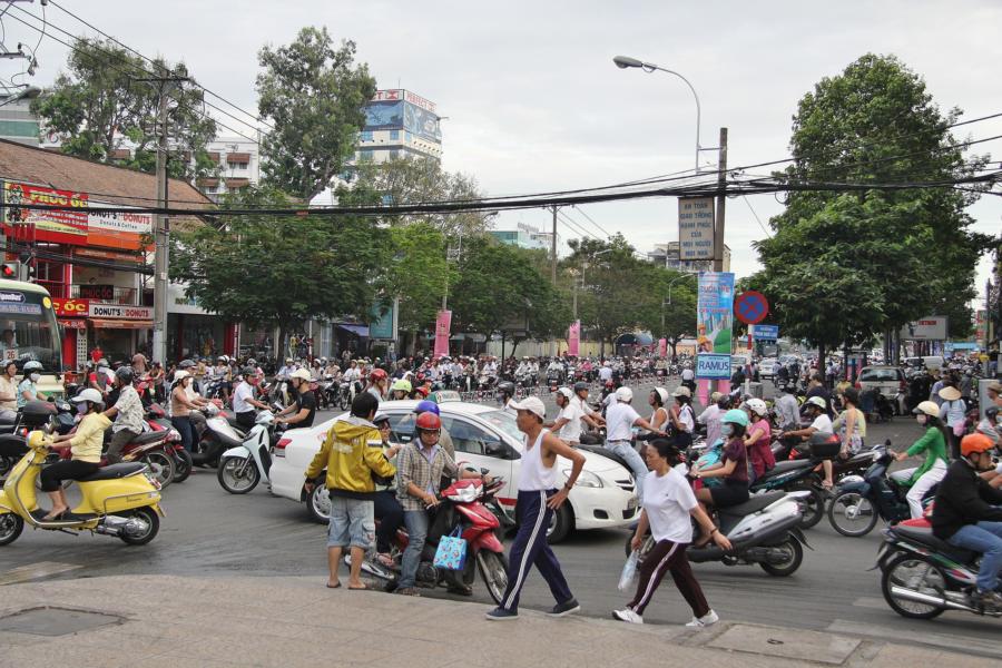 Wir gerieten erneut in den Massenverkehr Saigons.