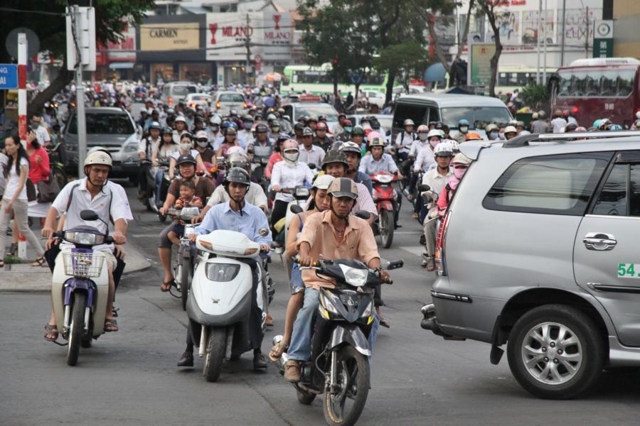 Die Mopedmassen verstopften alle Hauptstraßen. 