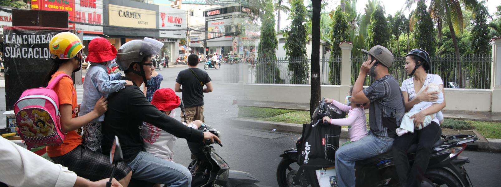 Ein Moped kann eine ganze Familie transportieren. Dabei spielt das Alter der Kinder keine Rolle.