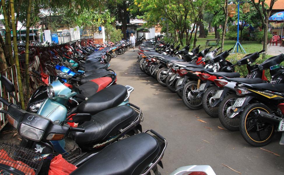 Mopedparkplätze gab es nur wenige. Die vorhandenen  waren kostenfrei und wurden bewacht. 