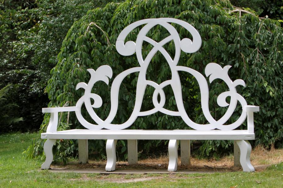 Sitzgelegenheit im Nymans Garden.