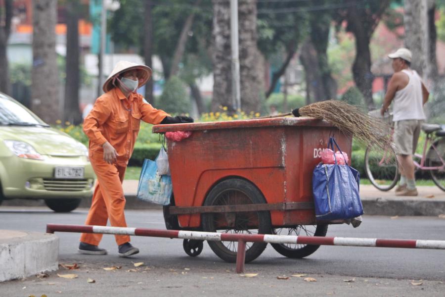 Die Stadtreinigungskräfte sind mit dieser Technik (Besen und Schaufel) völlig überfordert, doch tragen sie wenigstens mit einem kleinen Beitrag zur Sauberhaltung von Saigon bei.