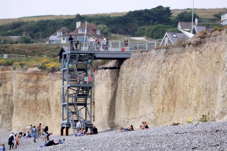 Metalltreppe zum Kieselstrand.