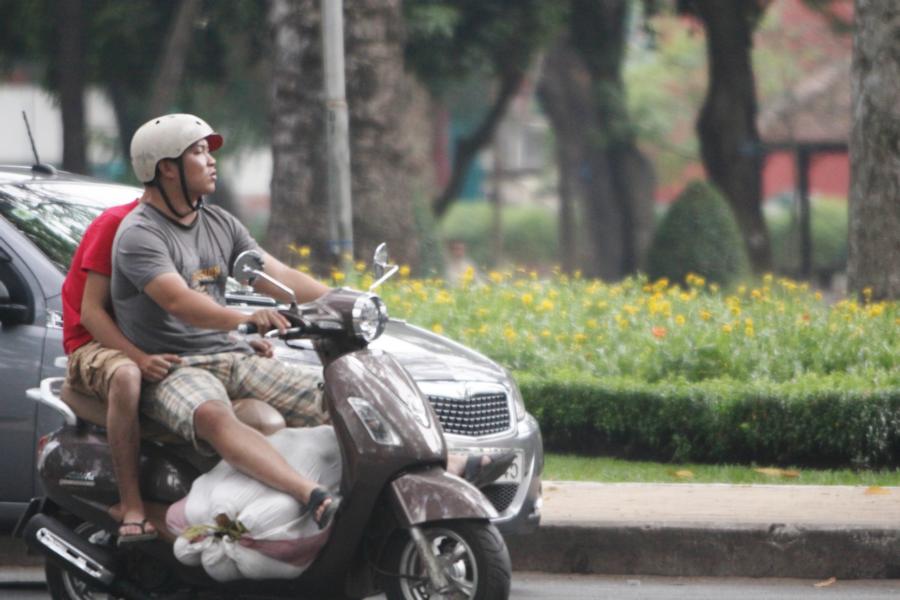 Wie dieser Mopedfahrer die Fußbremse bedienen will, ist fraglich. Offensichtlich funktioniert es aber doch.