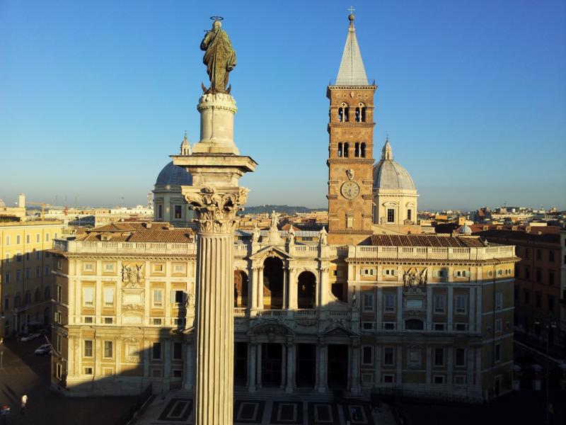 Santa Maria Maggiore Basilica mit Maria-Säule und Glockenturm.