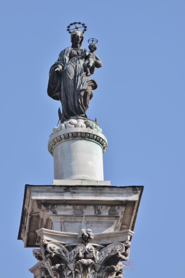 Monumentale 14,3 m hohe Mariensäule an der Basilica.