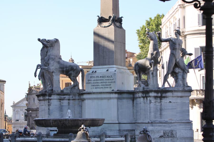 Dioskurenbrunnen mit dem Obelisk Quirinale.