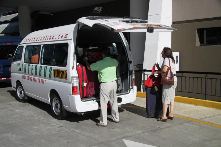 Am Morgen des 11.2.12 wurden wir um 8.20 Uhr von einem Shuttle-Service- Interbus  vom Hotel abgeholt und zum Hotel Playa Espadilla am Nationalpark von Manuel Antonio gebracht.