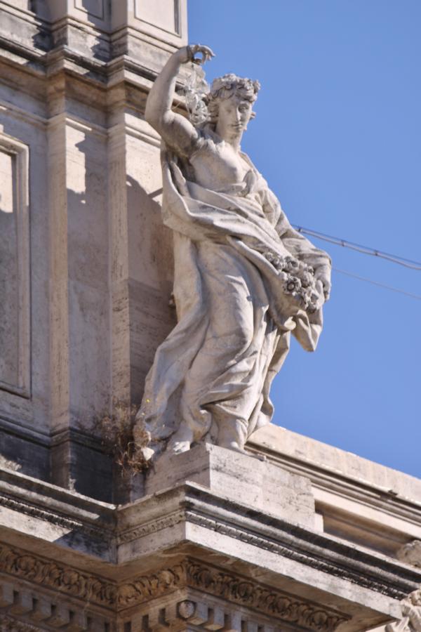  Figur auf dem Architrav