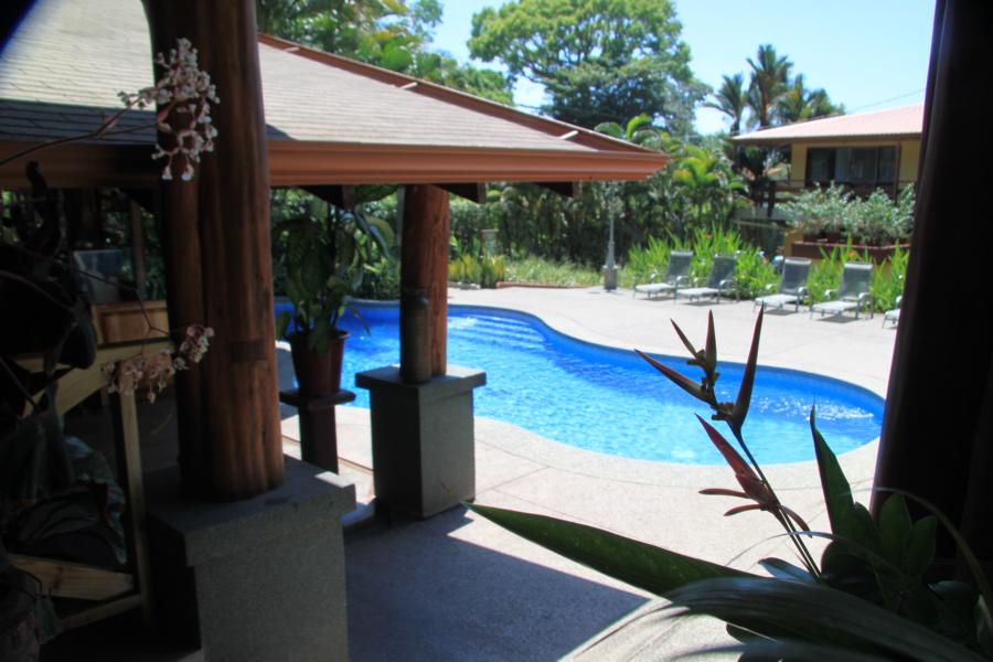 Swimmingpool der Hotelanlage.