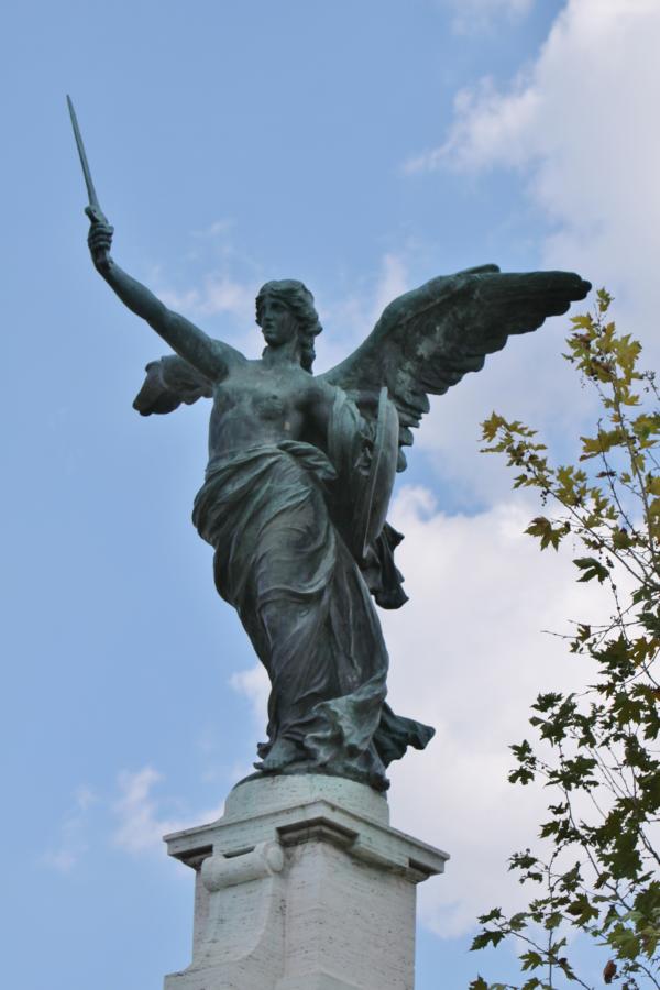 Siegerbronzefigur auf der Brücke.