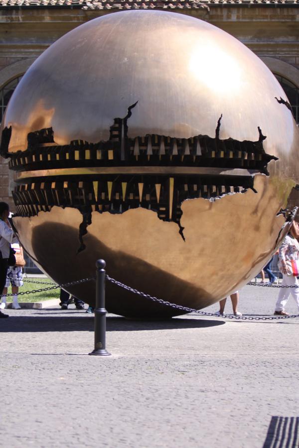 Werk des italienischen Bildhauers Arnaldo Pomodoro.