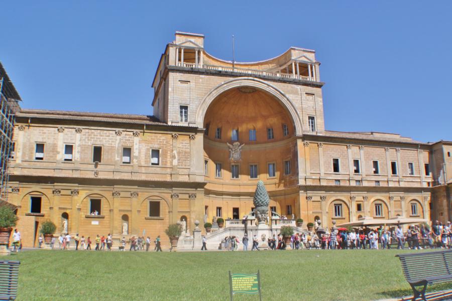 Cortile della Pigna 