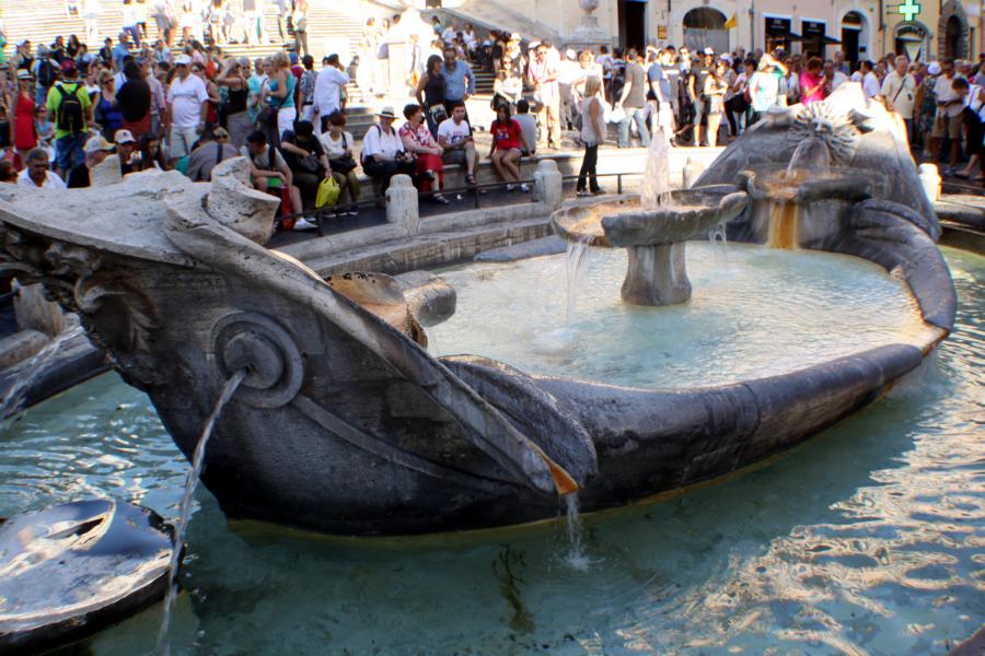 Brunnen in Kahnform.