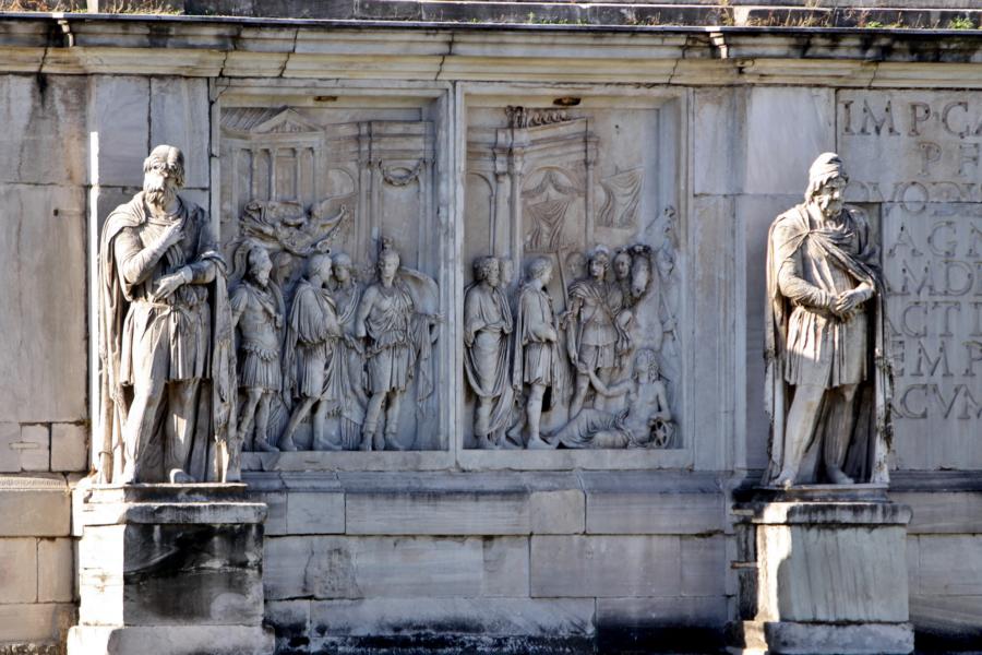 Relief am Konstantinsbogen.
