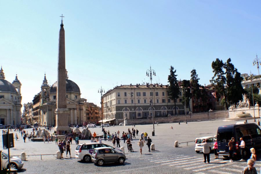 Hinter dem Obelisk sind die Zwillingskirchen, links Santa Maria in Monte Santo, rechts Santa Maria dei Miracoli zu sehen.