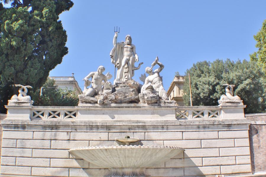 Brunnen mit Neptun und zwei Tritonen.