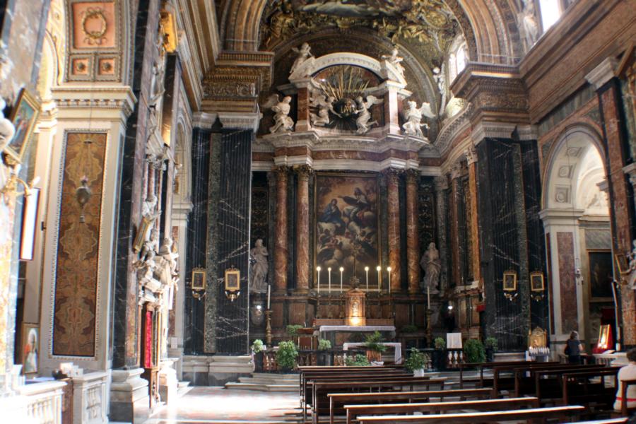 Blich auf den Altar der Kirche Santa Maria del Popolo.