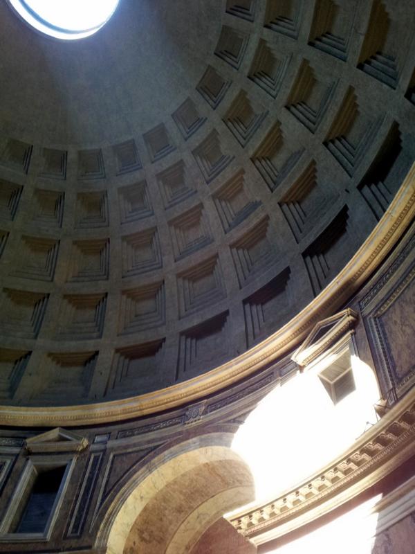 Lichtkegel aus der Öffnung der Kuppel des Pantheons.