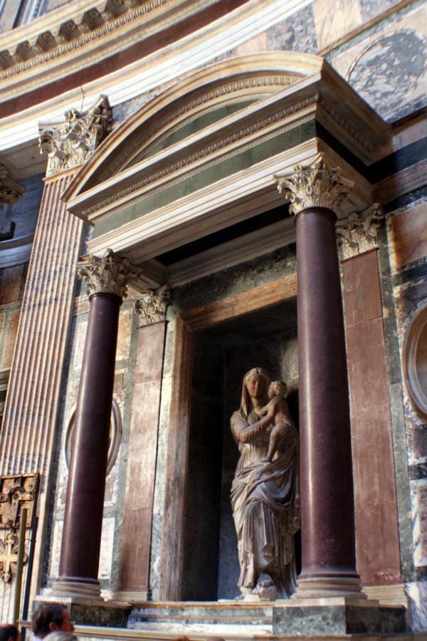 Statue über dem Grabmal des Malers Raffael im Pantheon.