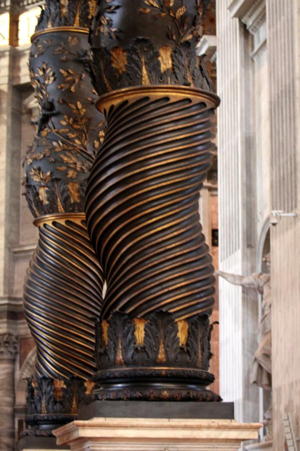 Säulen des Bronzebaldachins.