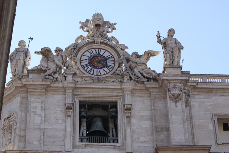 Glockenturm des Petersdoms.