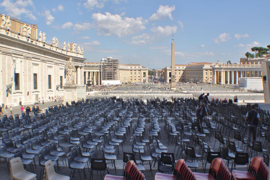 Blick vom Eingang zum Petersdom auf den Petersplatz.