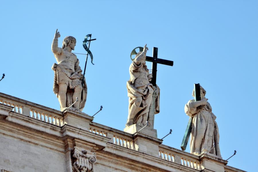 Statuen auf den Säulengängen.