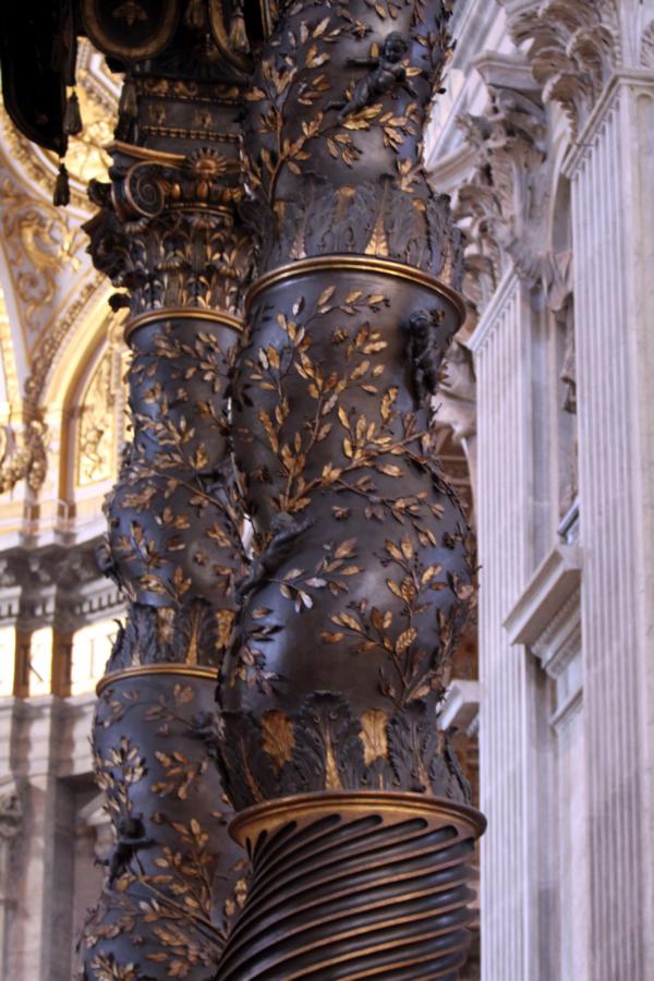 Säulen des Bronzebaldachins.