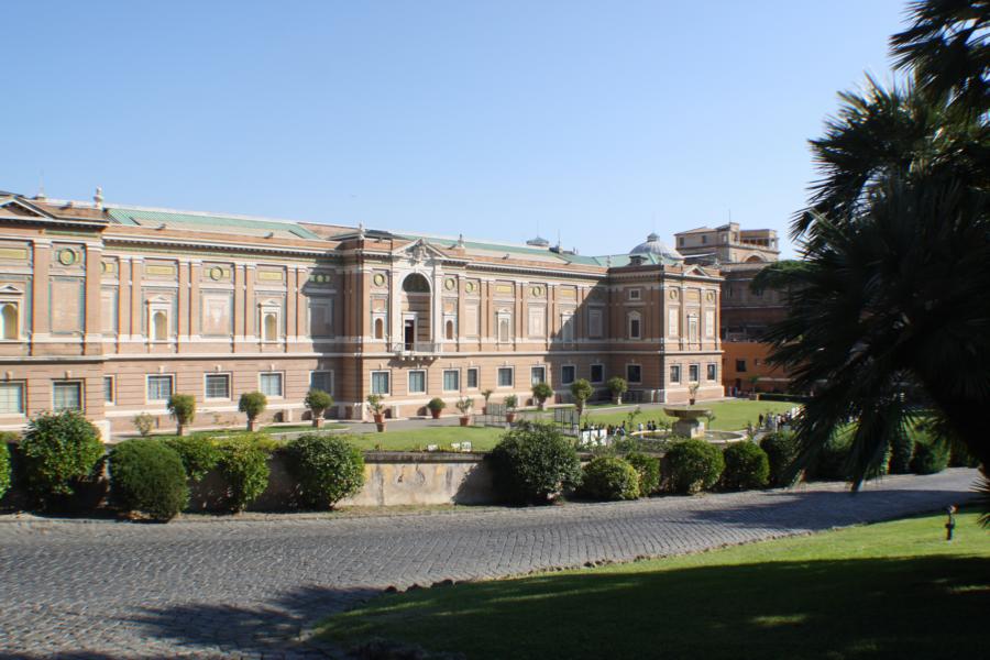 Blick aus den Vat. Gärten auf einen Teil der Vat. Museen.