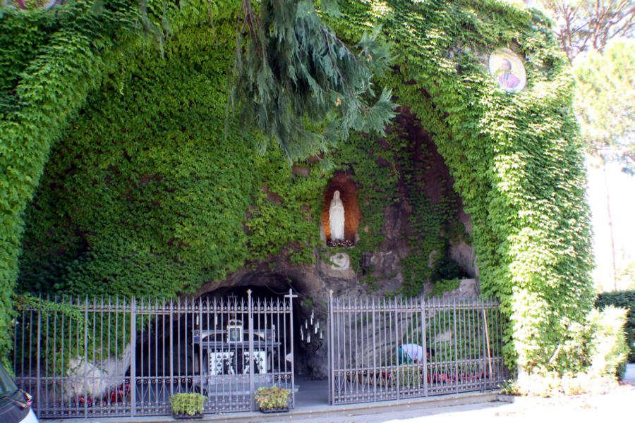 Nachbau der Grotte von Lourdes.