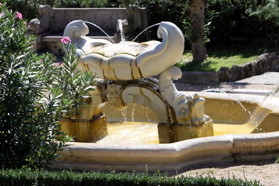 Weiterer Brunnen in der Nähe der Ital. Gärten.