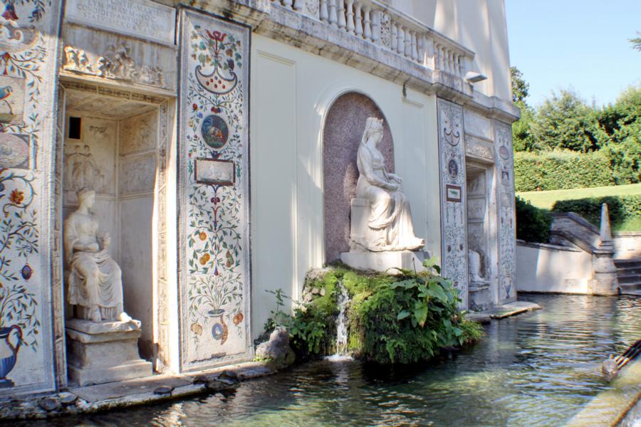 Über dem Becken thront in der Mitte eine antike Statue, welche die heidnische Göttin Kybele darstellt. 