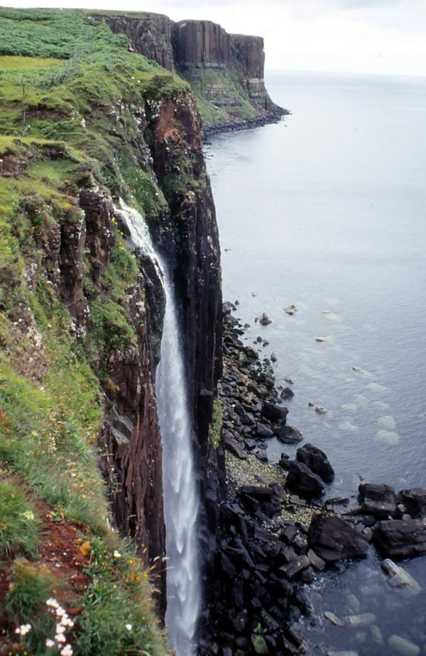 Wasserfall auf der Insel Skye.