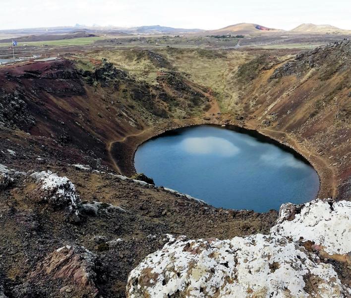 Blick von der Oberkante des Kraters in die Tiefe.