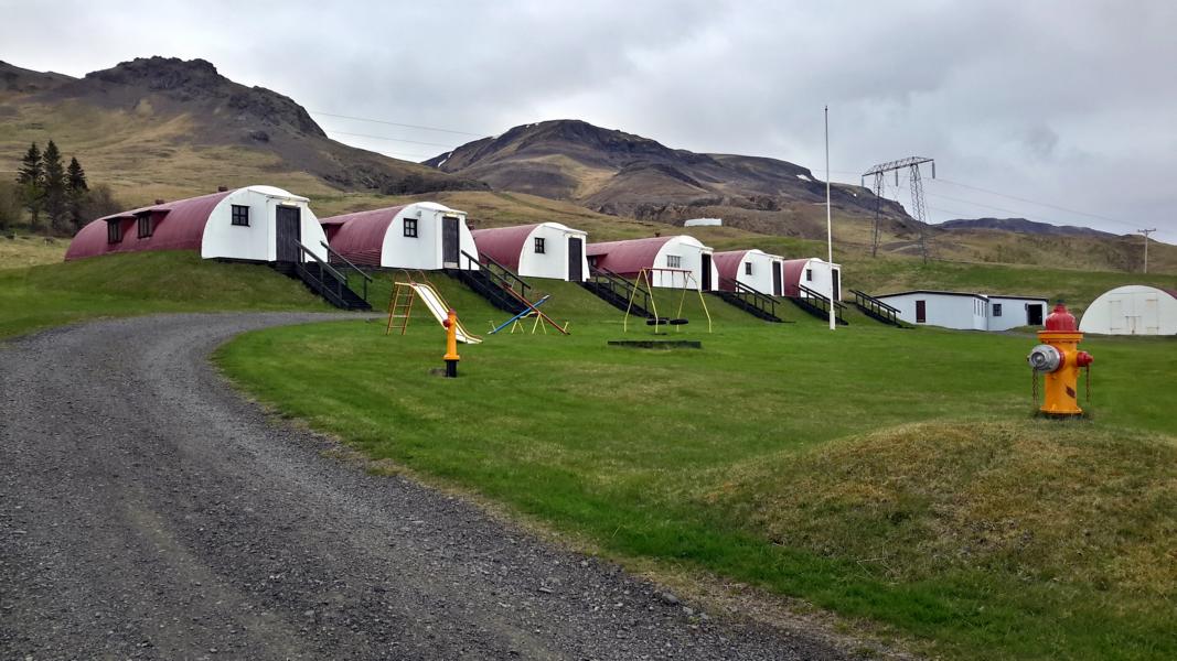 Eigenwillige Häuser am Fjord