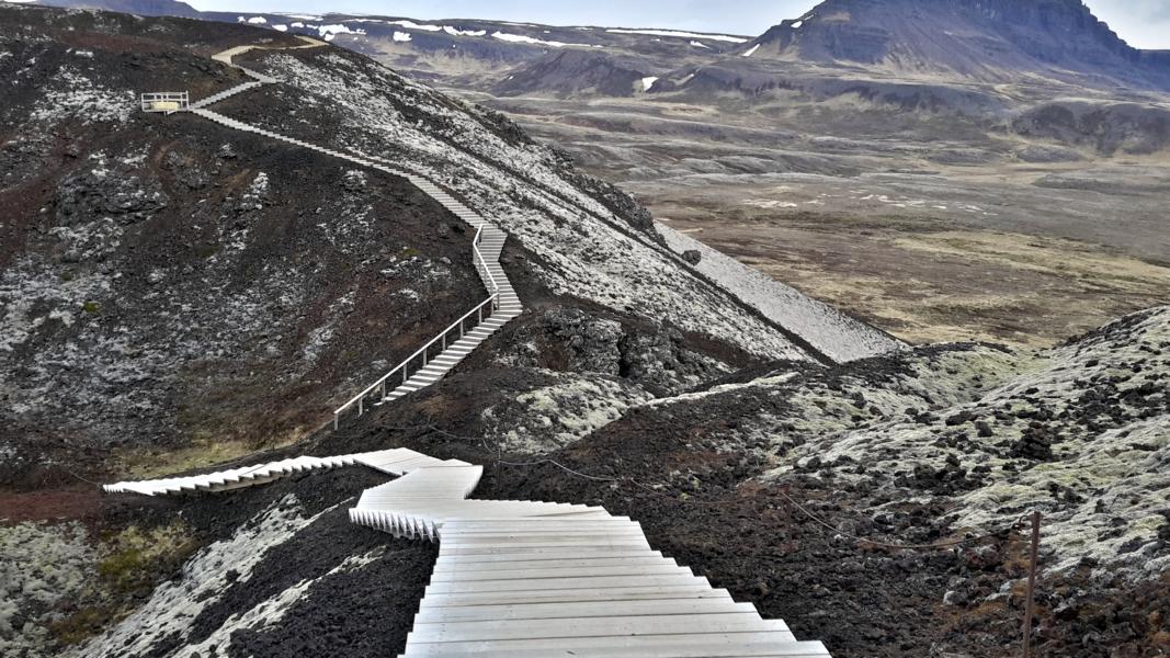 Auf Holztreppen kann man den Vulkan ersteigen.