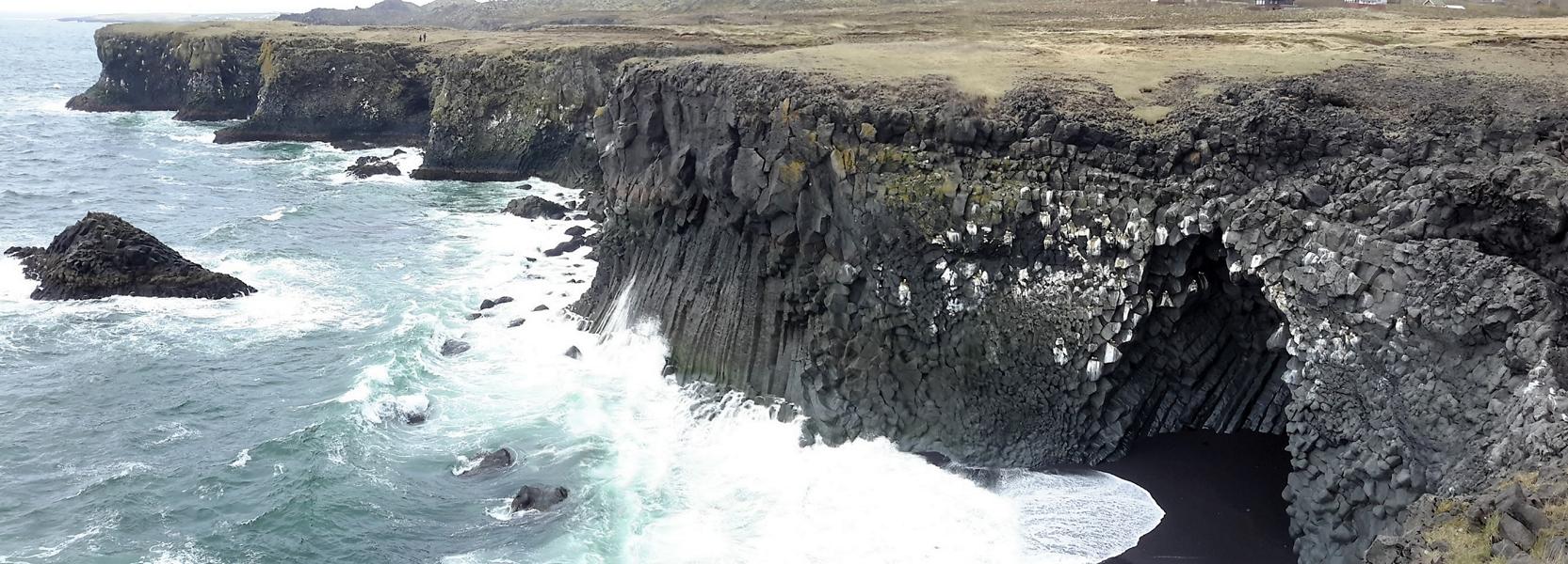 Die starken Wellen formen Höhlen in die Küste.
