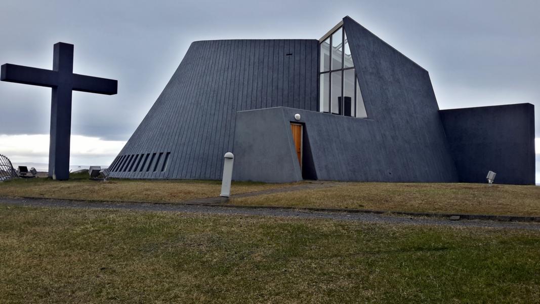 Moderne Kirche in Blönduos