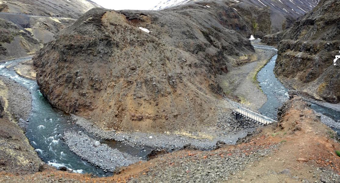 Flüsse graben sich tief in das Gestein.