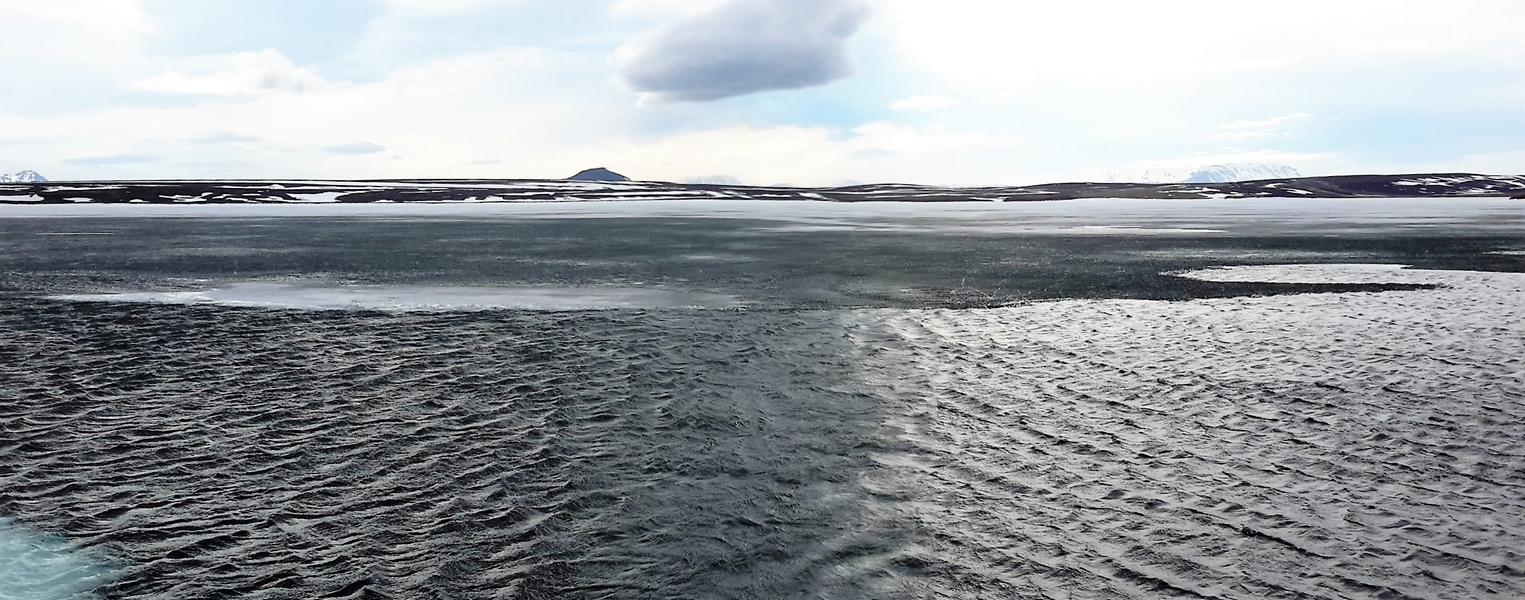 Im See Mavatn begann sich das Eis aufzutauen.