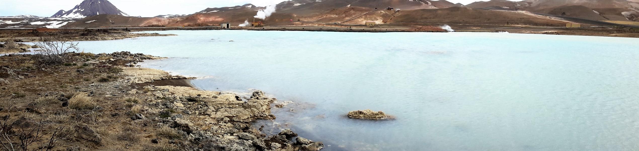 Linksseitig am Fuße des Passes befindet sich ein hellblau gefärbter See  unter dessen Wasseroberfläche sich heiße Quellen befinden und von daher das Baden verboten ist.
