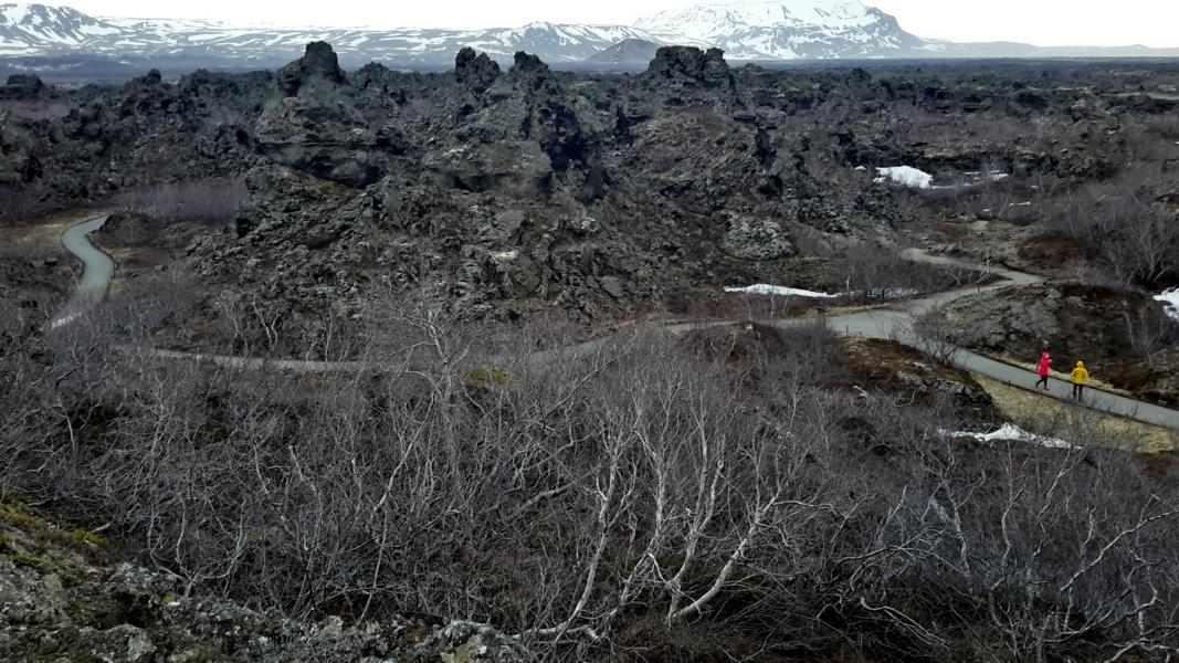Auf einem gut ausgebauten Rundweg kann man die Lavaformationen von Dimmuborgir besichtigen.