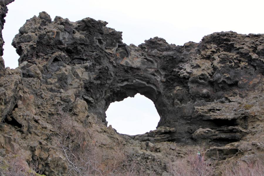 Ein rundes Fenster in der erstarrten Lava.