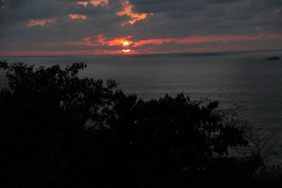 Nach dem Abendessen blieb noch Zeit für die Betrachtung des Sonnenuntergangs. Dann fielen wir geschafft ins Bett.