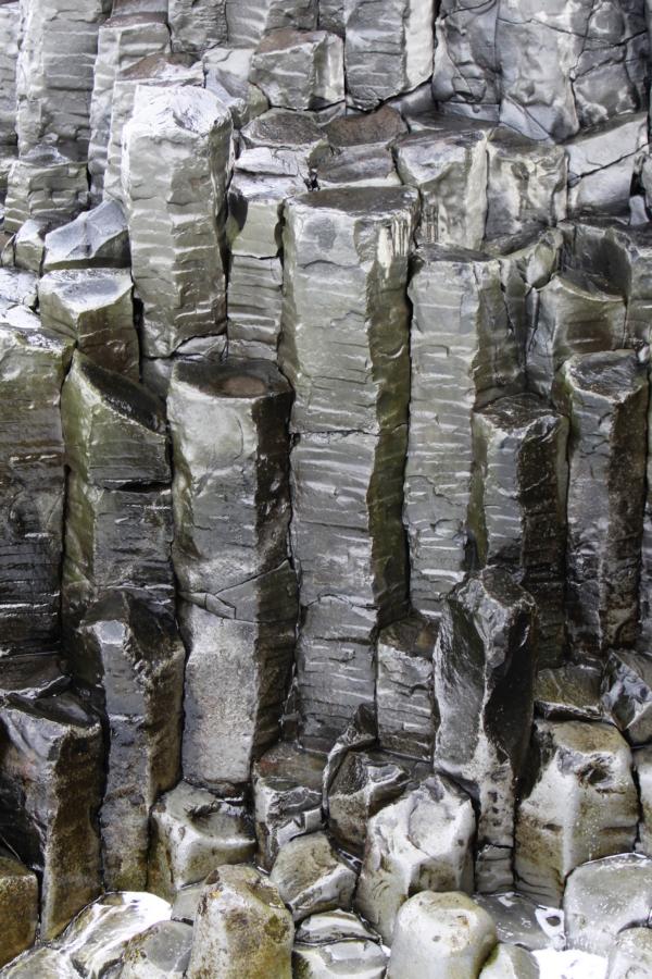 Von der Kraft des Meerwassers geschliffene Basaltsäulen bei Hofsos