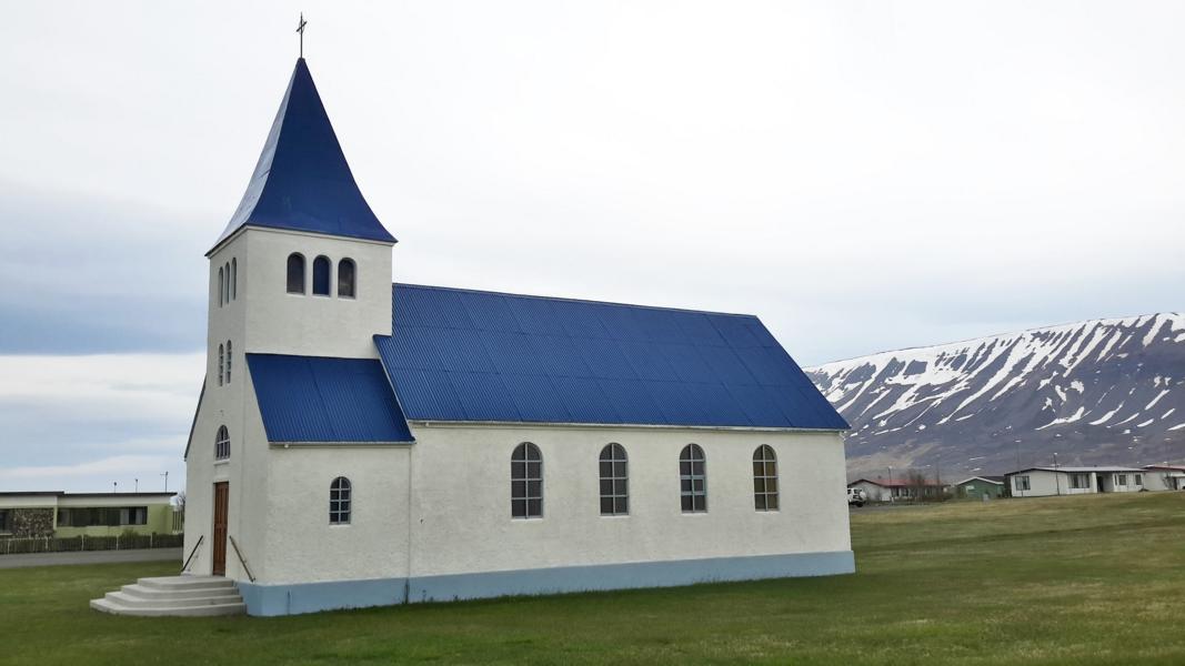 Hofsóskirkja wurde am 28. August 1960 geweiht. Sie besteht aus Beton und verfügt über 164 Sitzplätze. Das Taufbecken ist kunstvoll aus einer Basaltsäule geschaffen, die aus der Bucht Staðarbjargarvík bei Hofsós stammt.