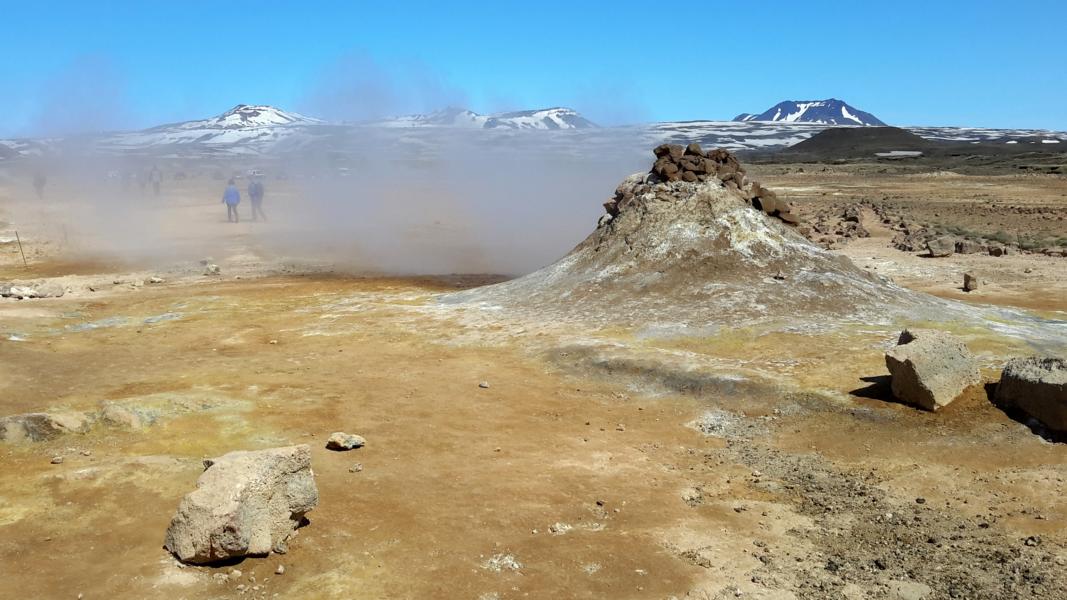 Stinkender Wasserdampf tritt aus